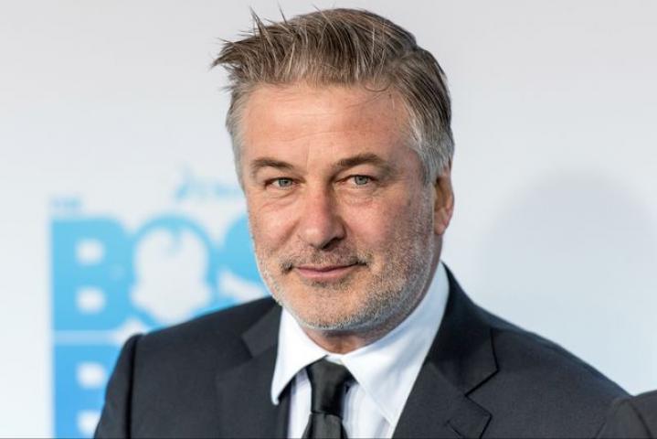 Actor Alec Baldwin disparó por accidente un arma durante un rodaje y mató a la directora de fotografía de la película
