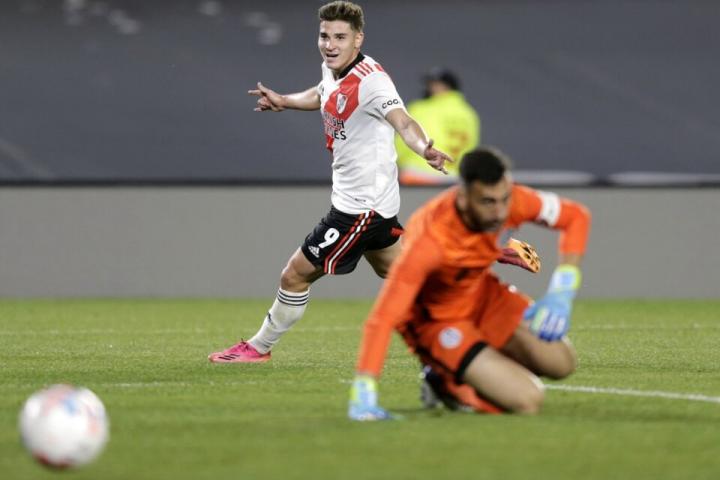 River le ganó a San Lorenzo y se escapa en la punta