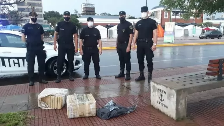 Policía: encuentran 62 kilos de Marihuana flotando en el río