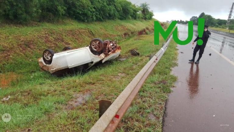 Por las lluvias una camioneta despistó y volcó en la Ruta 105