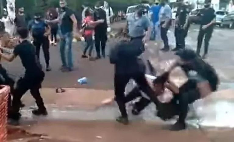 Descomunal represión en la puerta de la municipalidad