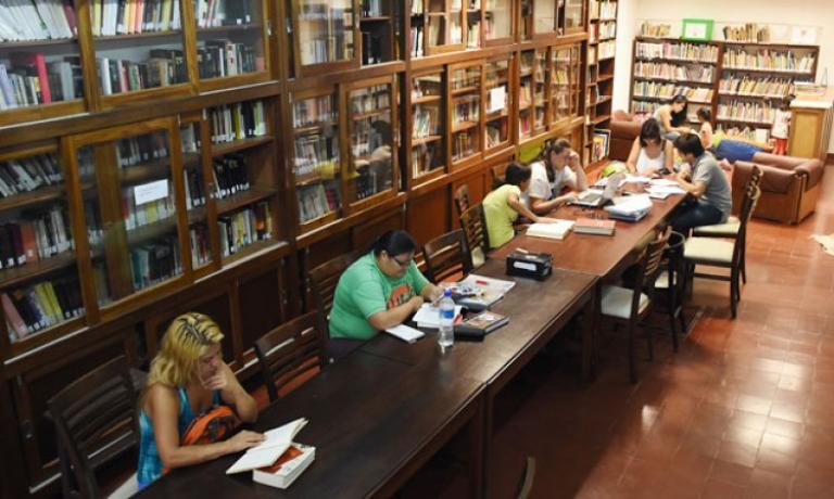 Empleados de la Biblioteca Popular reclaman pago de deuda