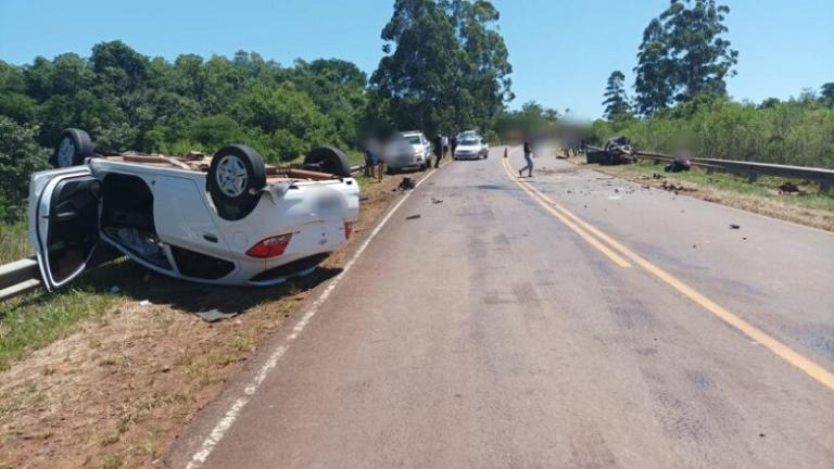 Murieron dos personas y una mujer resultó herida tras grave accidente 