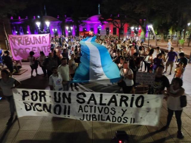 Nueva marcha docente con antorchas en la ciudad de Posadas