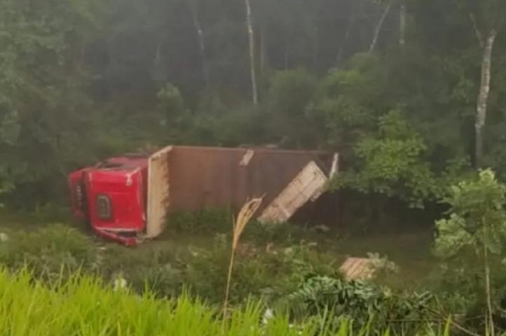 Un hombre murió tras despistar con un camión 