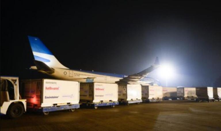 Jornada histórica: llegaron tres aviones con vacunas y se superaron las 30 millones