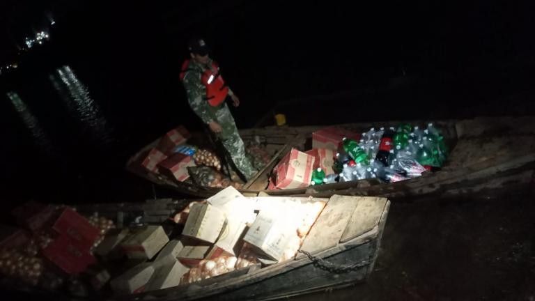 En una canoa intentaban pasar mercadería a Encarnación