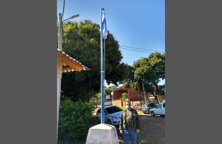La Bandera Nacional que flamea con el espíritu de Las Islas Malvinas.