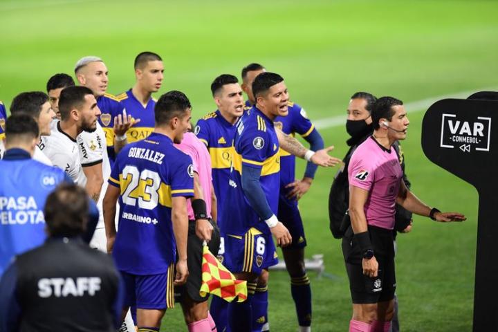 Boca sufrió al VAR y define de visitante
