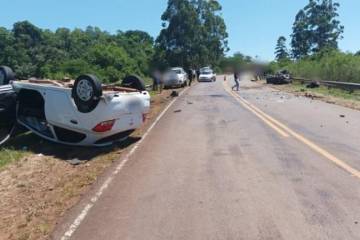 Murieron dos personas y una mujer resultó herida tras grave accidente 
